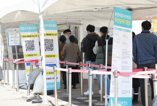 6일 오후 서울역광장에 마련된 임시선별검사소에서 시민들이 검사를 받기 위해 기다리고 있다. 연합뉴스